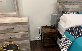 Modern 1 Bedroom + Den In Cambridge